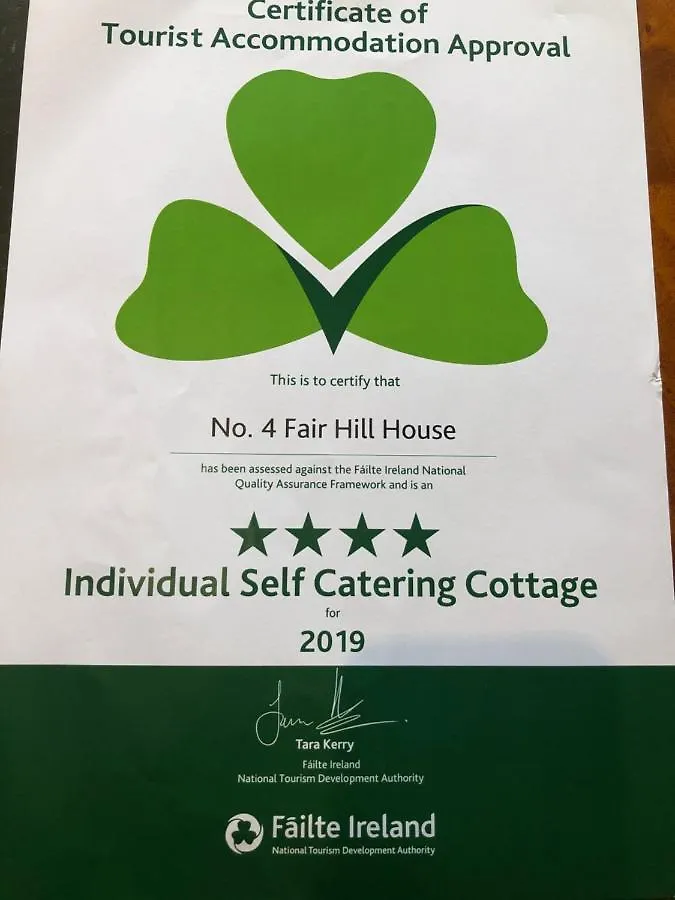 Holiday home Town Centre Location -Free Private Parking -Luxury 4 Bedroom House All En-Suite With Power Showers -Full Kitchen, 2 Living Rooms - Great Location - Shops And Restaurants 3-Minute Walk -Fast Wi-Fi -Sleeps 9 Guests