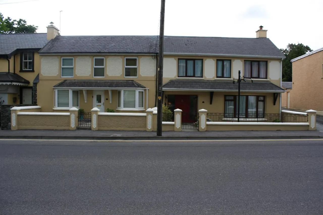 Town Centre Location -Free Private Parking -Luxury 4 Bedroom House All En-Suite With Power Showers -Full Kitchen, 2 Living Rooms - Great Location - Shops And Restaurants 3-Minute Walk -Fast Wi-Fi -Sleeps 9 Guests 0*, Killarney Ireland