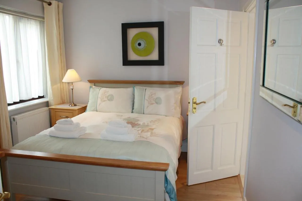 Town Centre Location -Free Private Parking -Luxury 4 Bedroom House All En-Suite With Power Showers -Full Kitchen, 2 Living Rooms - Great Location - Shops And Restaurants 3-Minute Walk -Fast Wi-Fi -Sleeps 9 Guests Holiday home Killarney