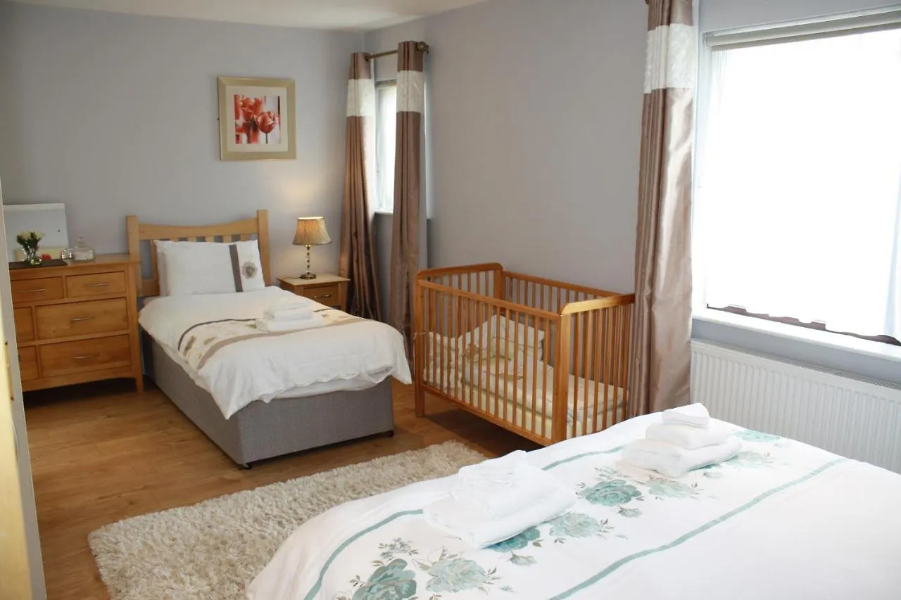 Town Centre Location -Free Private Parking -Luxury 4 Bedroom House All En-Suite With Power Showers -Full Kitchen, 2 Living Rooms - Great Location - Shops And Restaurants 3-Minute Walk -Fast Wi-Fi -Sleeps 9 Guests