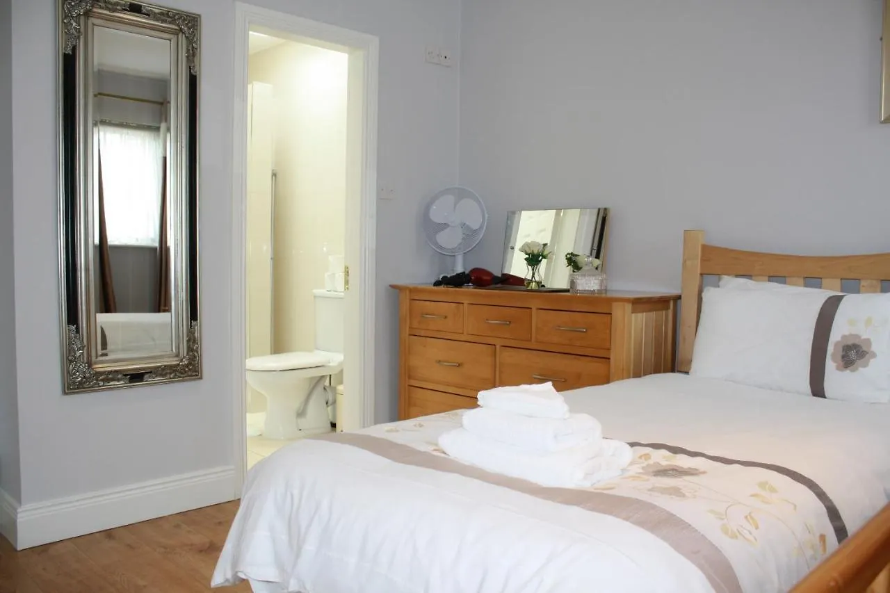 Holiday home Town Centre Location -Free Private Parking -Luxury 4 Bedroom House All En-Suite With Power Showers -Full Kitchen, 2 Living Rooms - Great Location - Shops And Restaurants 3-Minute Walk -Fast Wi-Fi -Sleeps 9 Guests Ireland