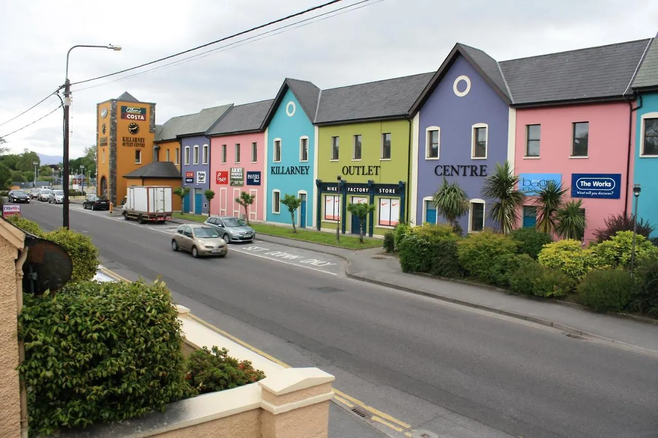 Town Centre Location -Free Private Parking -Luxury 4 Bedroom House All En-Suite With Power Showers -Full Kitchen, 2 Living Rooms - Great Location - Shops And Restaurants 3-Minute Walk -Fast Wi-Fi -Sleeps 9 Guests Holiday home