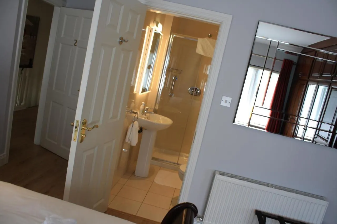 Town Centre Location -Free Private Parking -Luxury 4 Bedroom House All En-Suite With Power Showers -Full Kitchen, 2 Living Rooms - Great Location - Shops And Restaurants 3-Minute Walk -Fast Wi-Fi -Sleeps 9 Guests Killarney