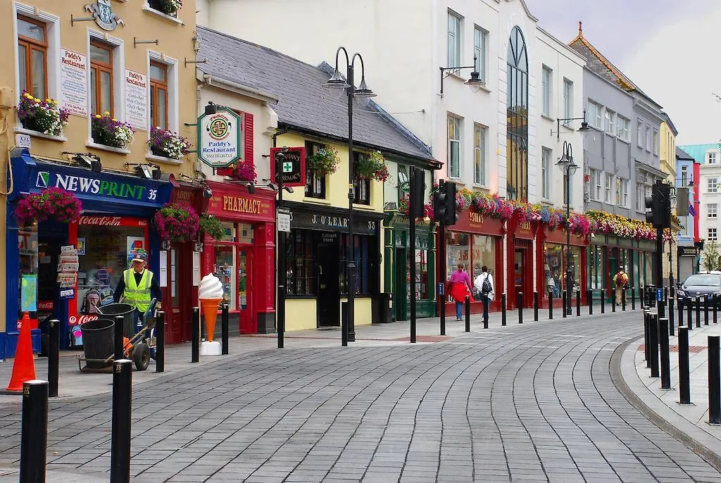 Town Centre Location -Free Private Parking -Luxury 4 Bedroom House All En-Suite With Power Showers -Full Kitchen, 2 Living Rooms - Great Location - Shops And Restaurants 3-Minute Walk -Fast Wi-Fi -Sleeps 9 Guests
