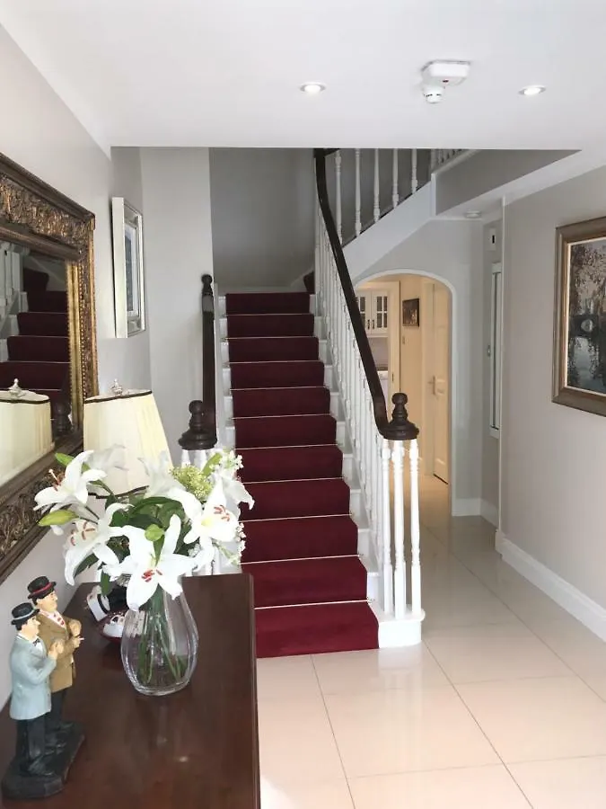Town Centre Location -Free Private Parking -Luxury 4 Bedroom House All En-Suite With Power Showers -Full Kitchen, 2 Living Rooms - Great Location - Shops And Restaurants 3-Minute Walk -Fast Wi-Fi -Sleeps 9 Guests Holiday home Killarney