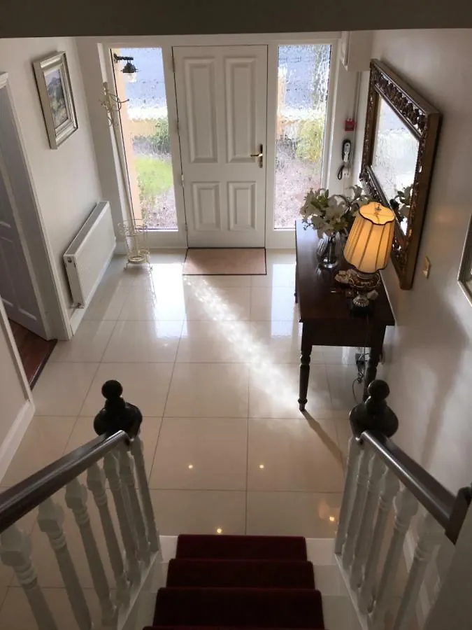 Holiday home Town Centre Location -Free Private Parking -Luxury 4 Bedroom House All En-Suite With Power Showers -Full Kitchen, 2 Living Rooms - Great Location - Shops And Restaurants 3-Minute Walk -Fast Wi-Fi -Sleeps 9 Guests