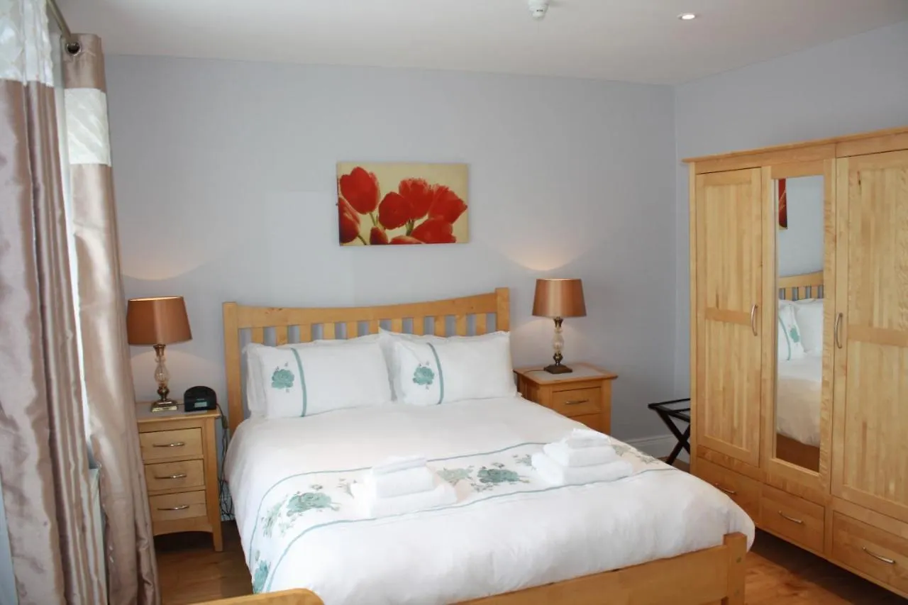 Town Centre Location -Free Private Parking -Luxury 4 Bedroom House All En-Suite With Power Showers -Full Kitchen, 2 Living Rooms - Great Location - Shops And Restaurants 3-Minute Walk -Fast Wi-Fi -Sleeps 9 Guests 0*, Killarney Ireland